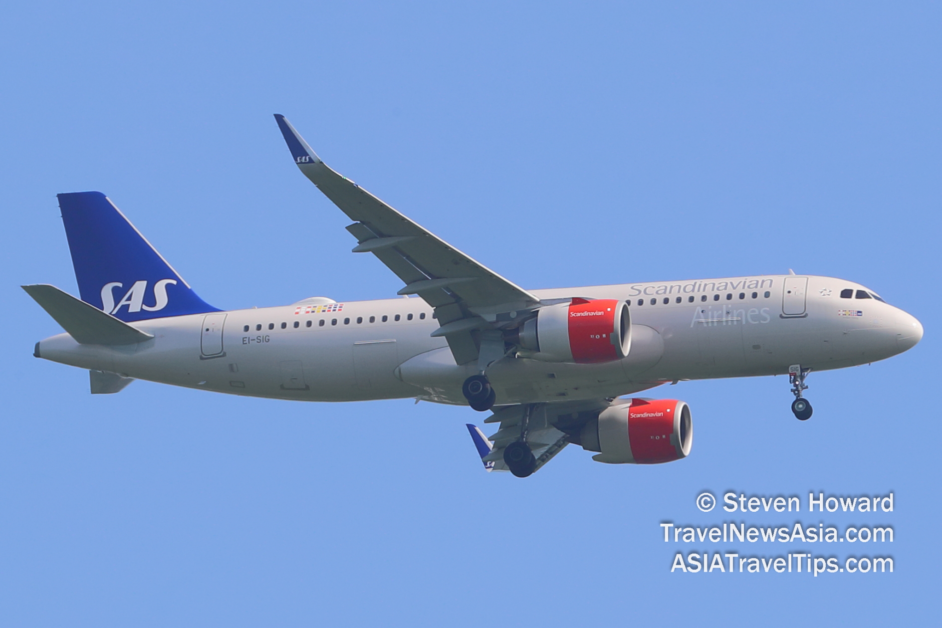 SAS A320 reg: EI-SIG. Picture by Steven Howard of TravelNewsAsia.com Click to enlarge.