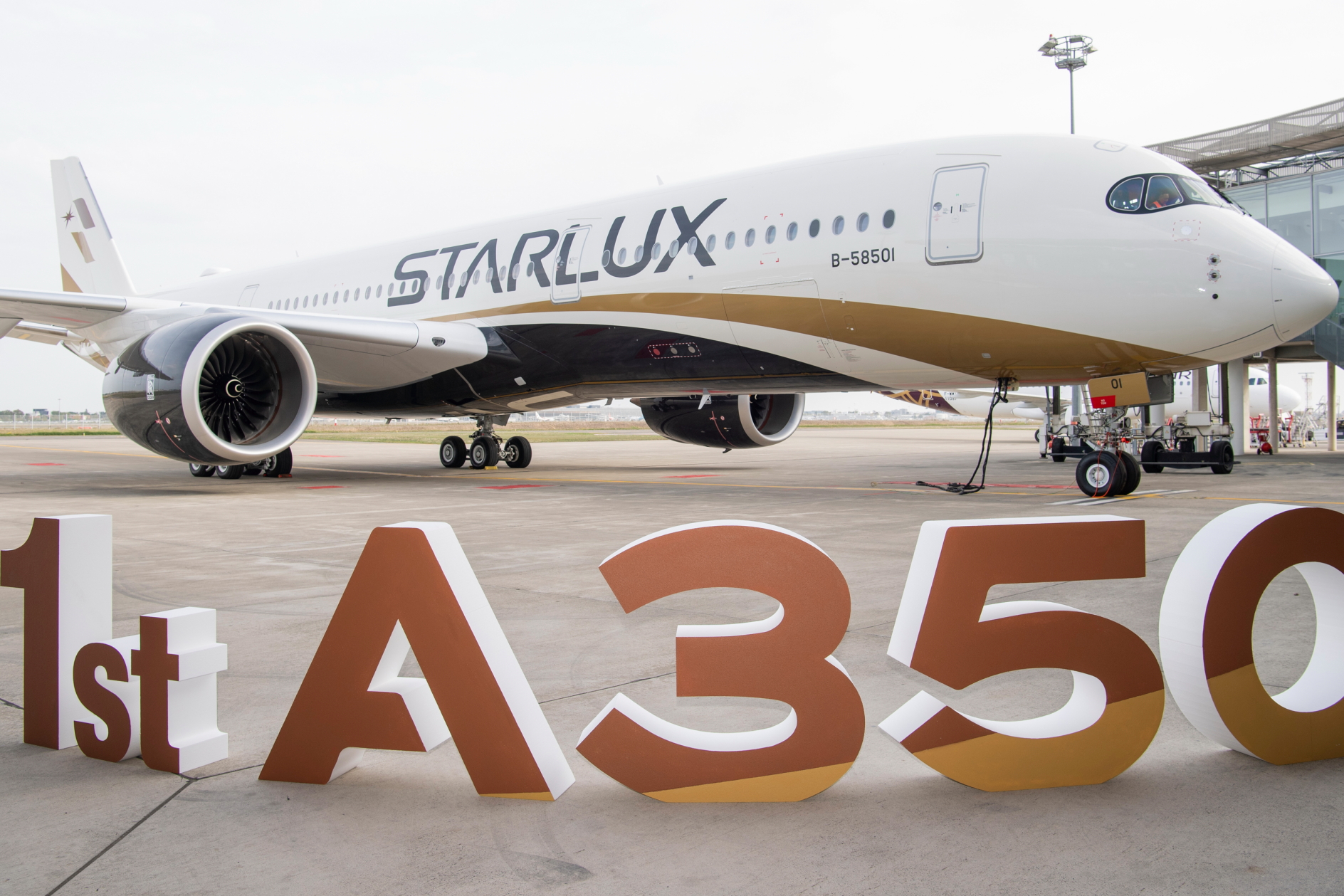Starlux Airbus A350-900. Click to enlarge.