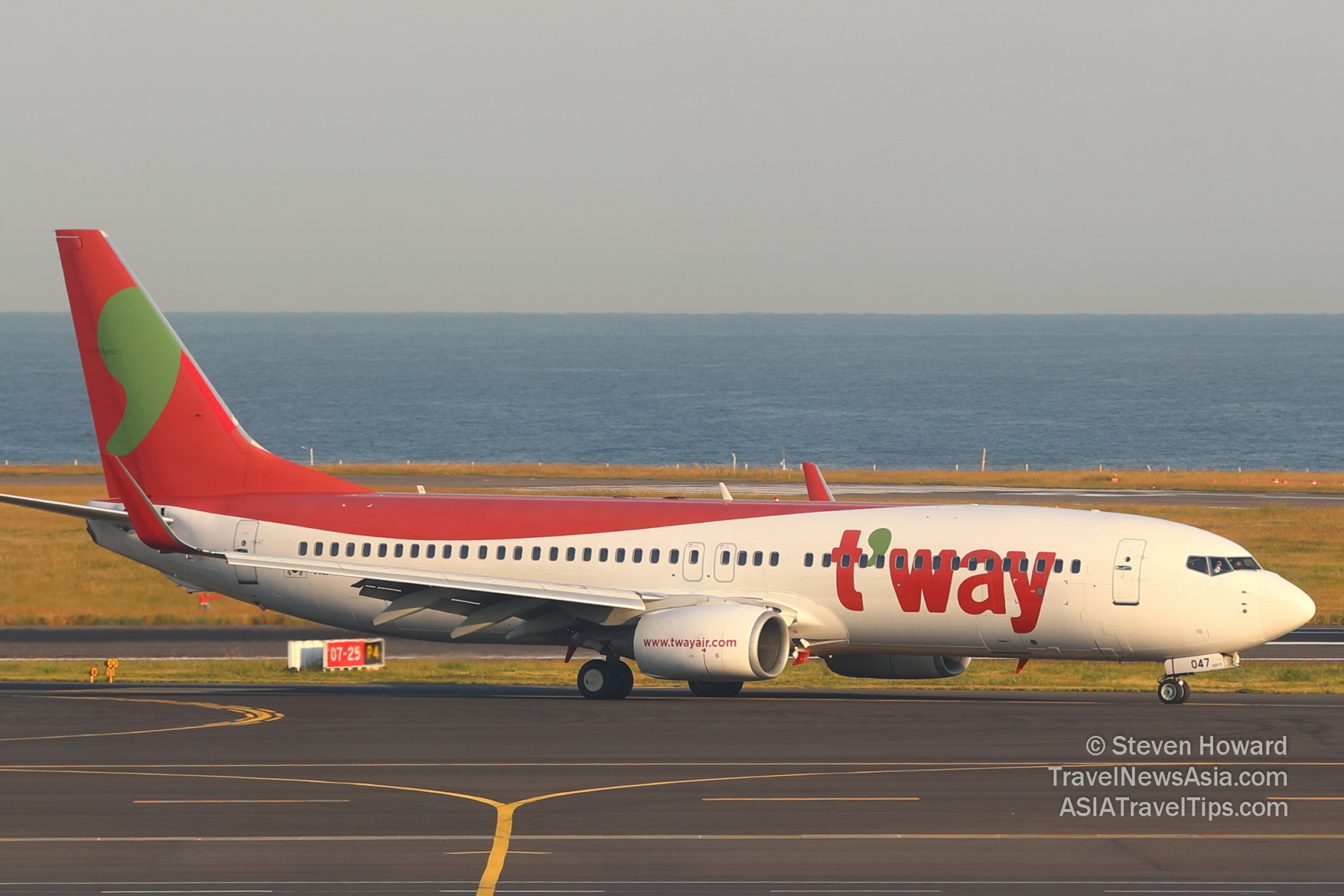 T’Way Boeing 737. Picture by Steven Howard of TravelNewsAsia.com Click to enlarge.