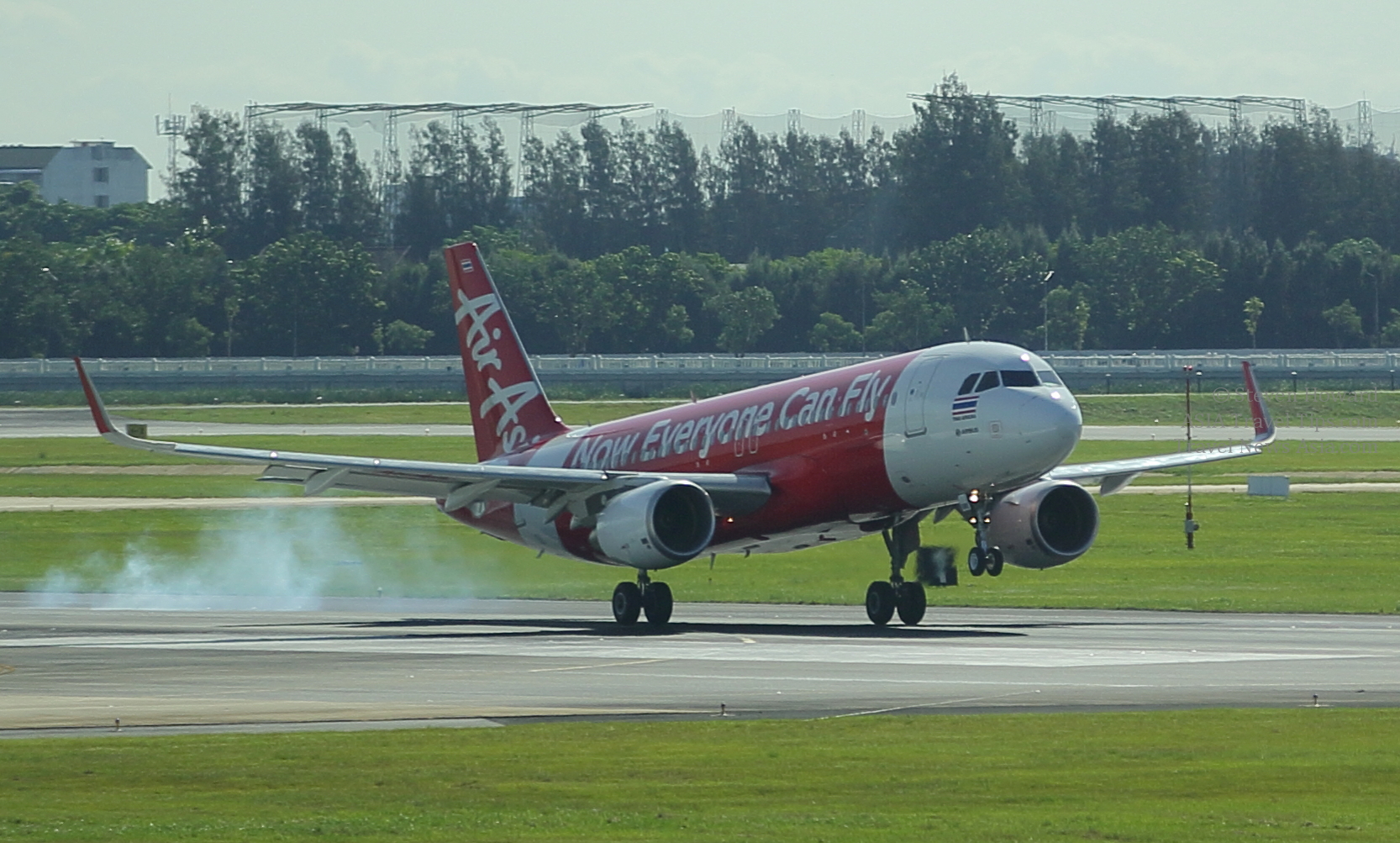 Thai AirAsia A320 landing at DMK. Picture by Steven Howard of TravelNewsAsia.com Click to enlarge.