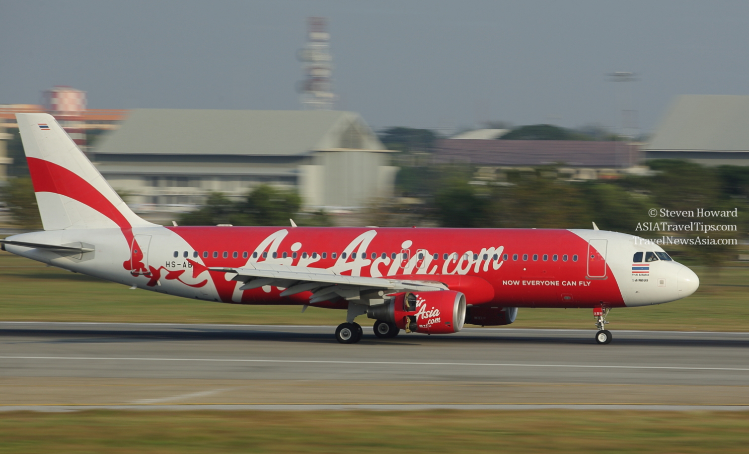 Thai AirAsia A320 à DMK.  Photo de Steven Howard de TravelNewsAsia.com.  Cliquez pour agrandir.