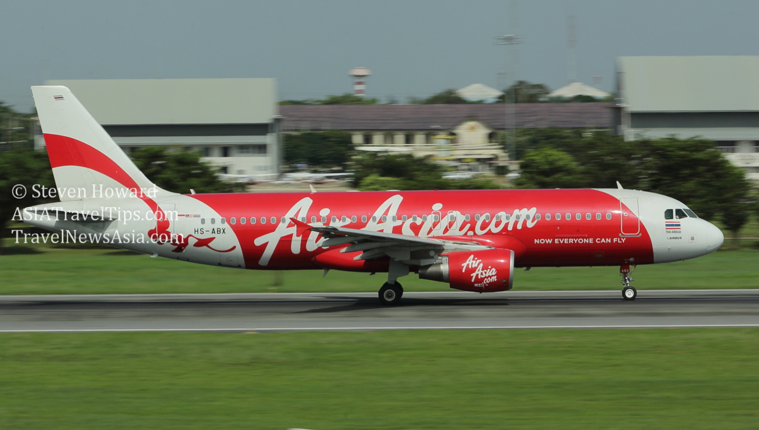 Thai AirAsia A320 at DMK. Picture by Steven Howard of TravelNewsAsia.com Click to enlarge.