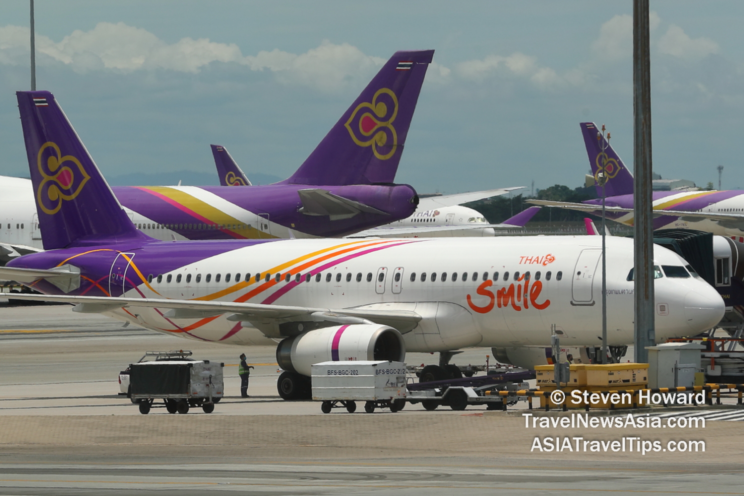 Thai Smile and Thai Airways aircraft at BKK. Picture by Steven Howard of TravelNewsAsia.com Click to enlarge.