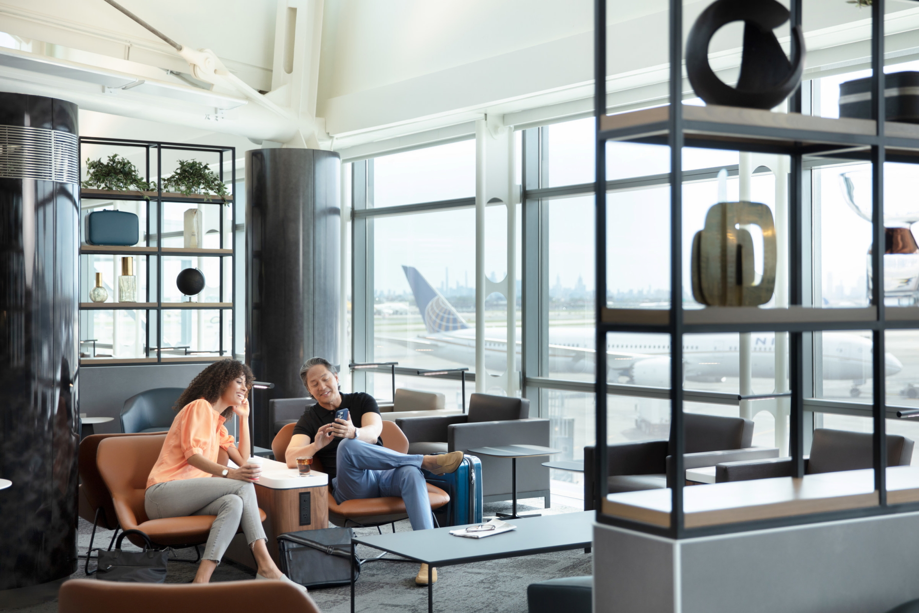United has opened a 30,000 sqft Club Lounge at Newark Liberty Int. Airport. Click to enlarge.