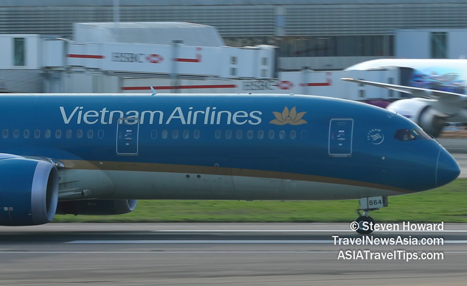 Vietnam Airlines Boeing 787-8 reg: VN-A864. Picture by Steven Howard of TravelNewsAsia.com Click to enlarge.