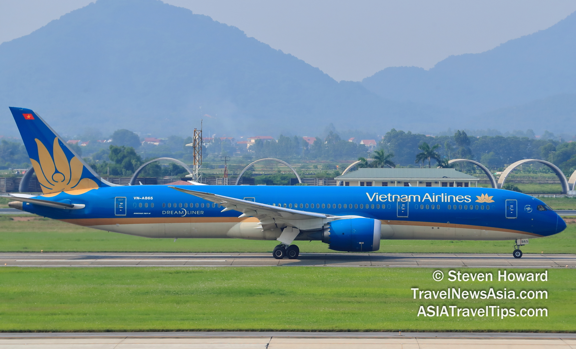 Vietnam Airlines Boeing 787-8 reg: VN-865. Picture by Steven Howard of TravelNewsAsia.com Click to enlarge.