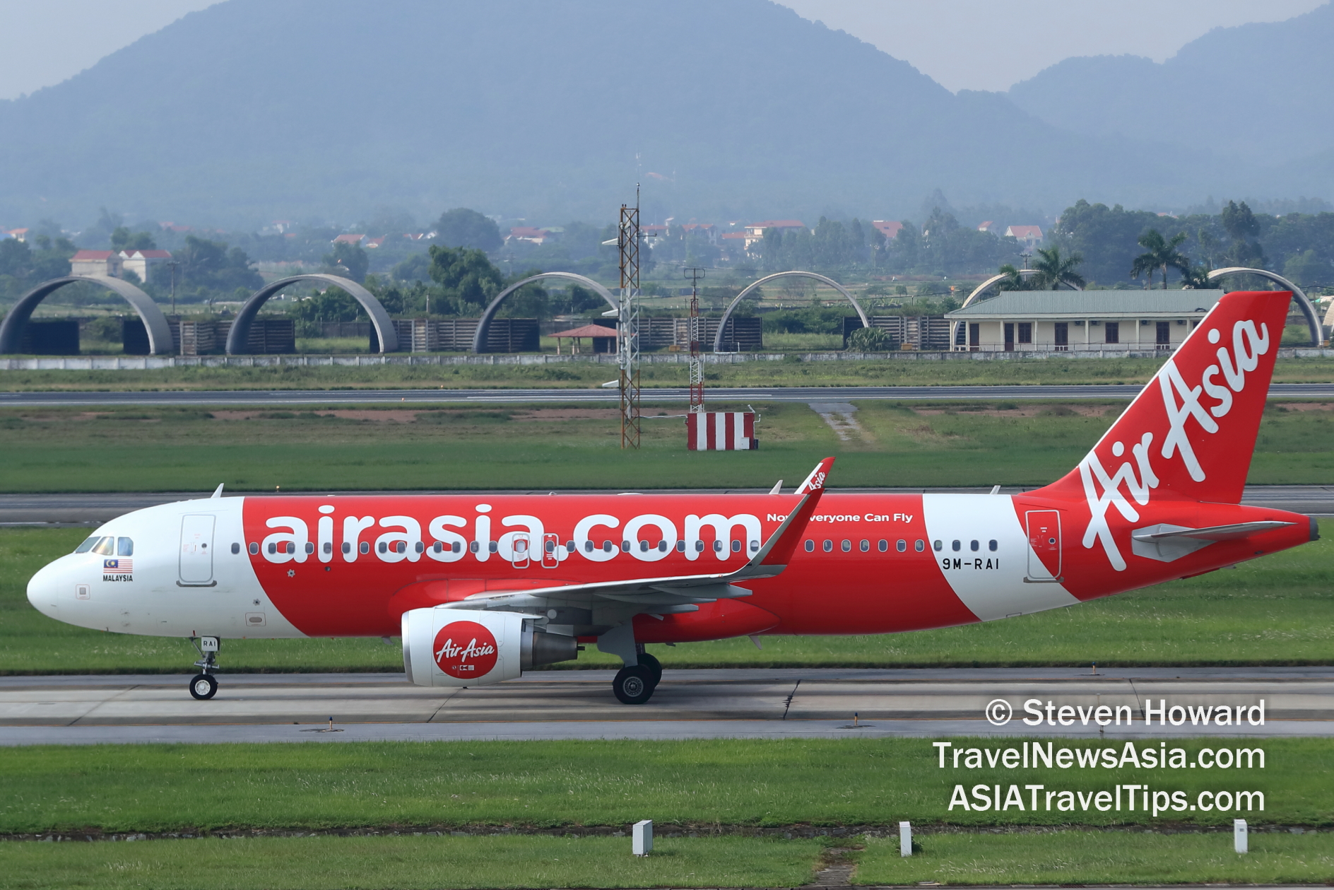 AirAsia Airbus A320 reg: 9M-RAI. Picture by Steven Howard of TravelNewsAsia.com. Click to enlarge.