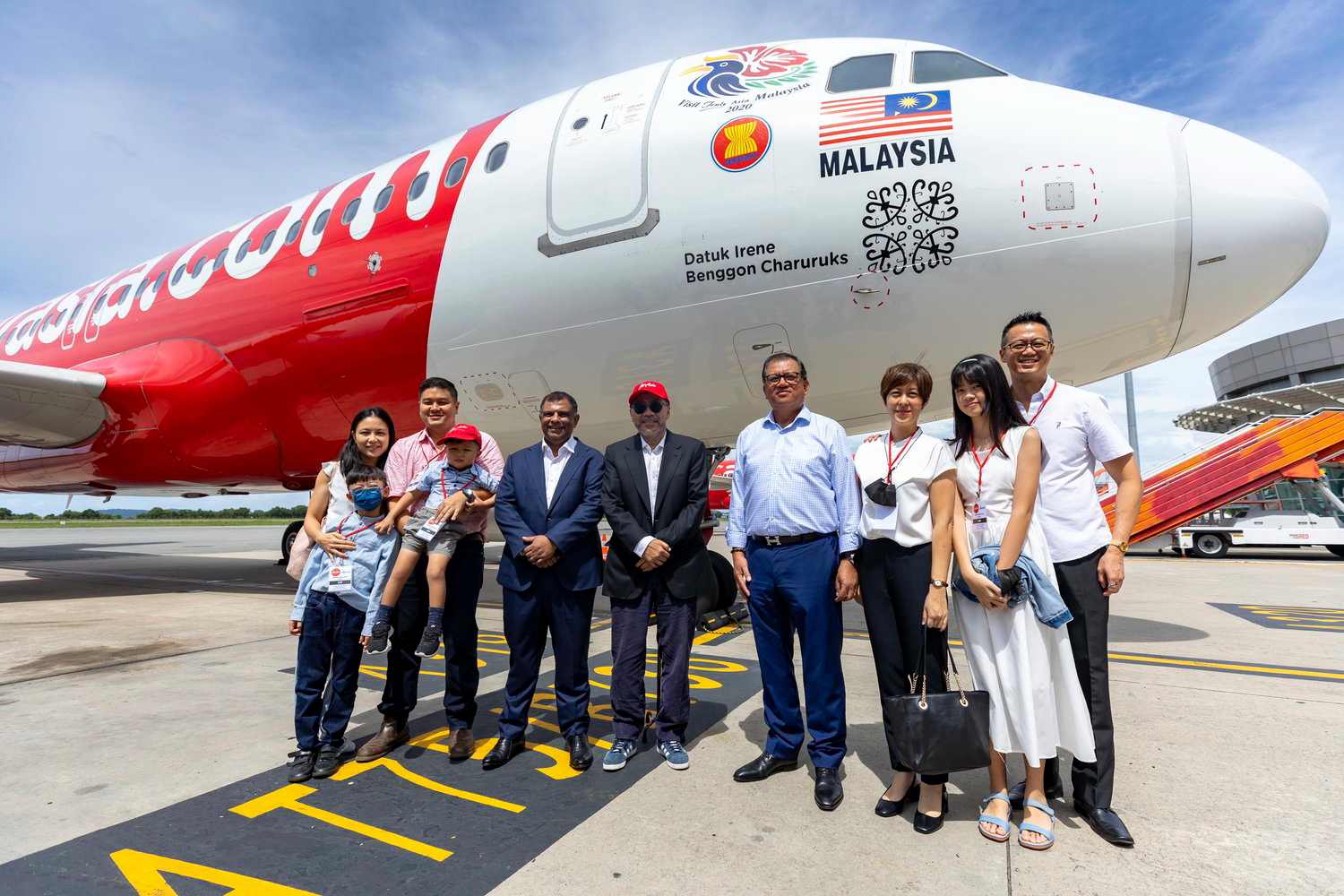 Tan Sri Tony Fernandes (third from left), CEO of Capital A, with Datuk Kamarudin Meranun, Executive Chairman of Capital A and YB Datuk Joniston Bangkuai, Assistant Minister of Tourism, Culture and Environment and Chairman of Sabah Tourism Board, with family of the late Datuk Irene Benggon Charuruks. Click to enlarge.