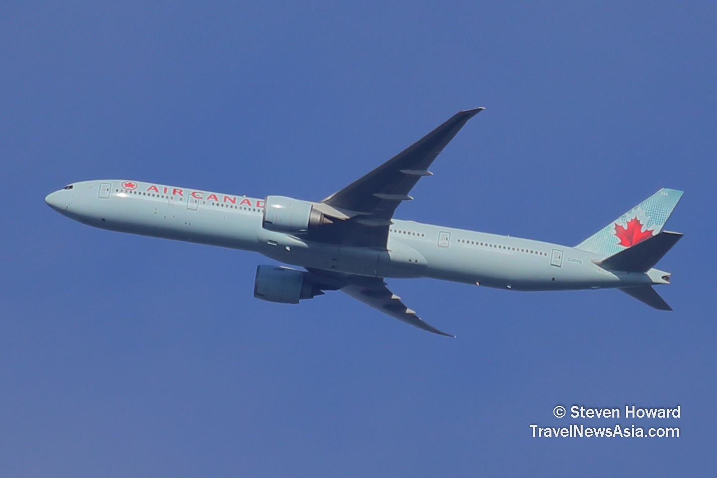 Air Canada B777 reg: C-FIVQ. Picture by Steven Howard of TravelNewsAsia.com Click to enlarge.