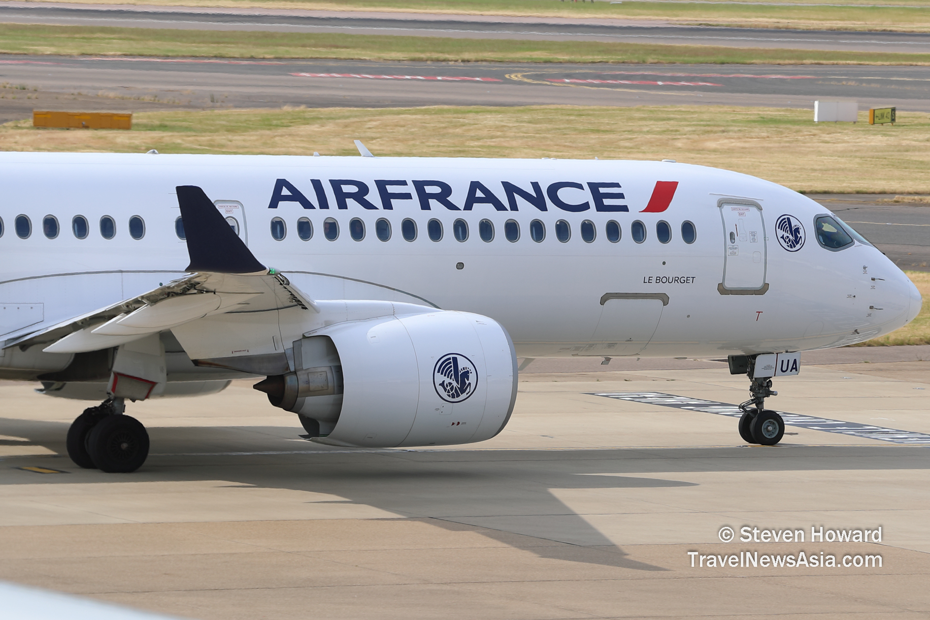 Air France A220-300 reg: F-HZUA. Picture by Steven Howard of TravelNewsAsia.com Click to enlarge.