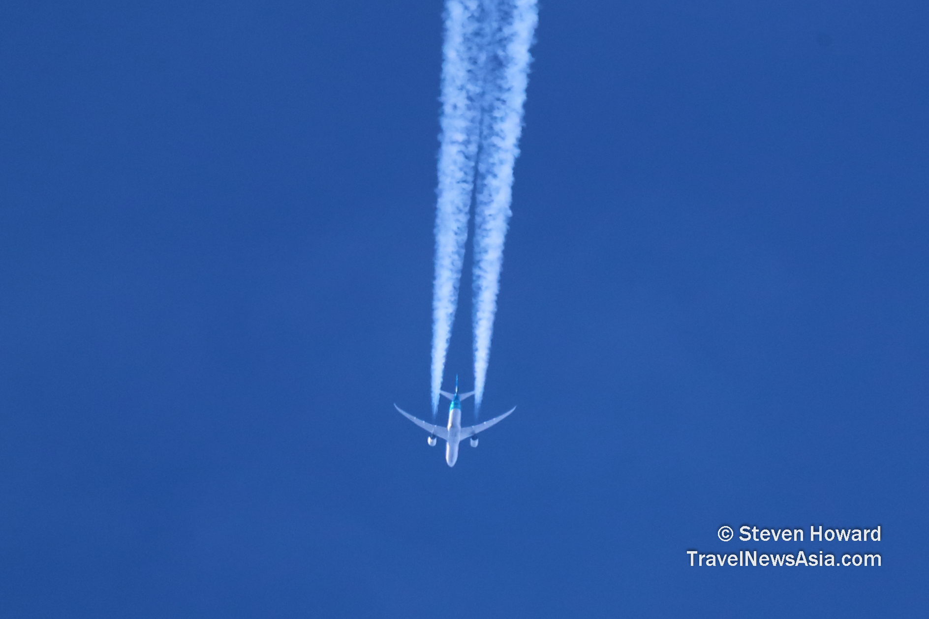 Air Tahiti Nui Boeing 787-9 reg: F-OVAA flying at 36,000 feet between CDG and LAX. Picture by Steven Howard of TravelNewsAsia.com Click to enlarge.