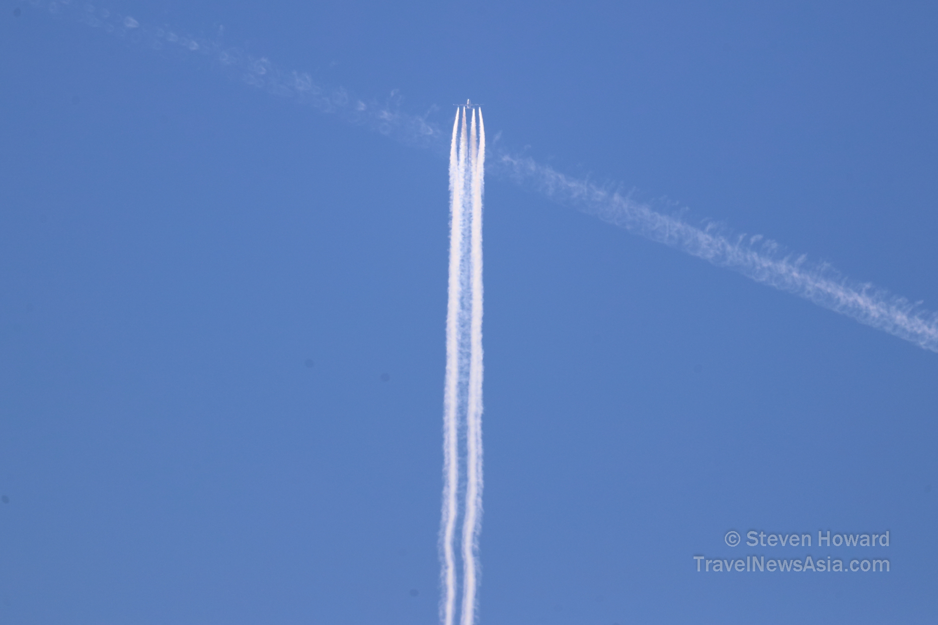 Aircraft flying high with contrails visible. Picture by Steven Howard of TravelNewsAsia.com Click to enlarge.