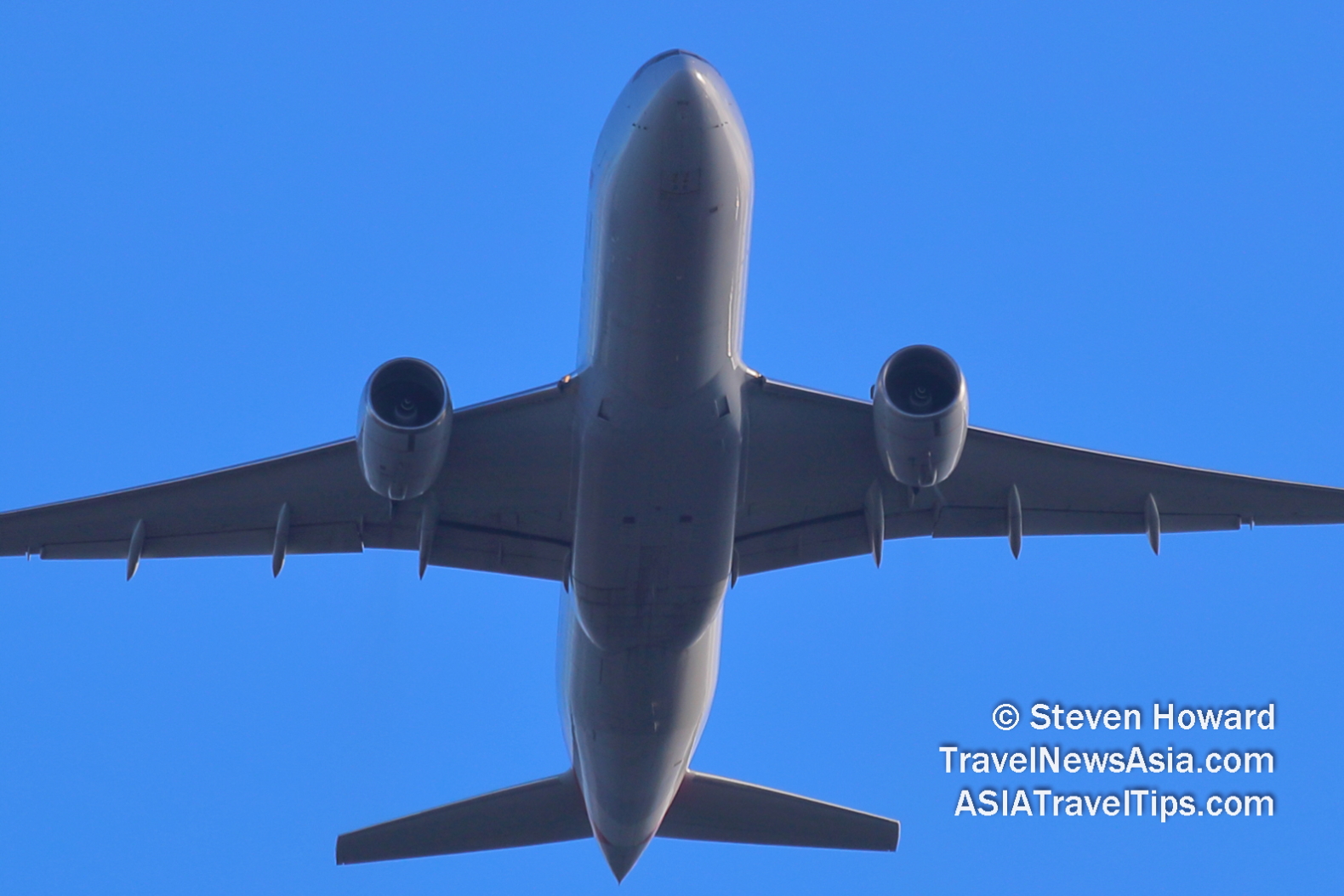 A320 flying overhead. Picture by Steven Howard of TravelNewsAsia.com Click to enlarge.