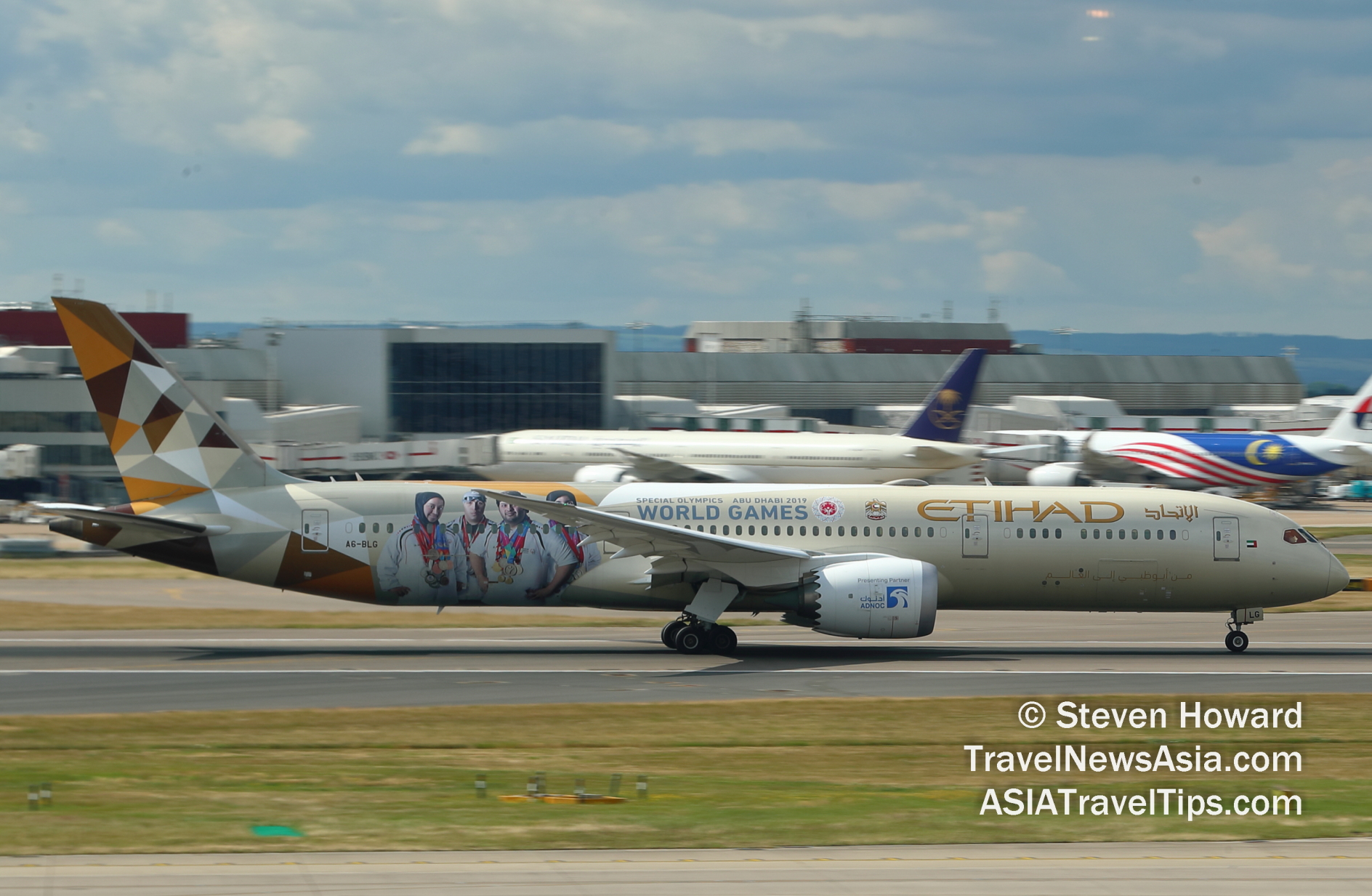 Etihad Airways B787-9 reg: A6-BLG. Picture by Steven Howard of TravelNewsAsia.com Click to enlarge.