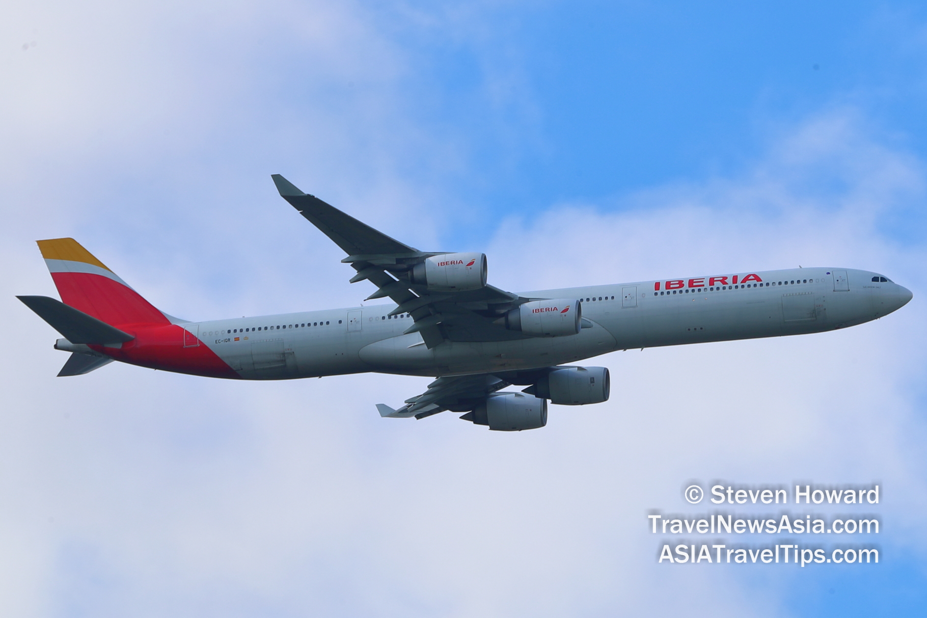 Iberia A340 matrícula: EC-IQR.  Foto de Steven Howard de TravelNewsAsia.com Haga clic para ampliar.