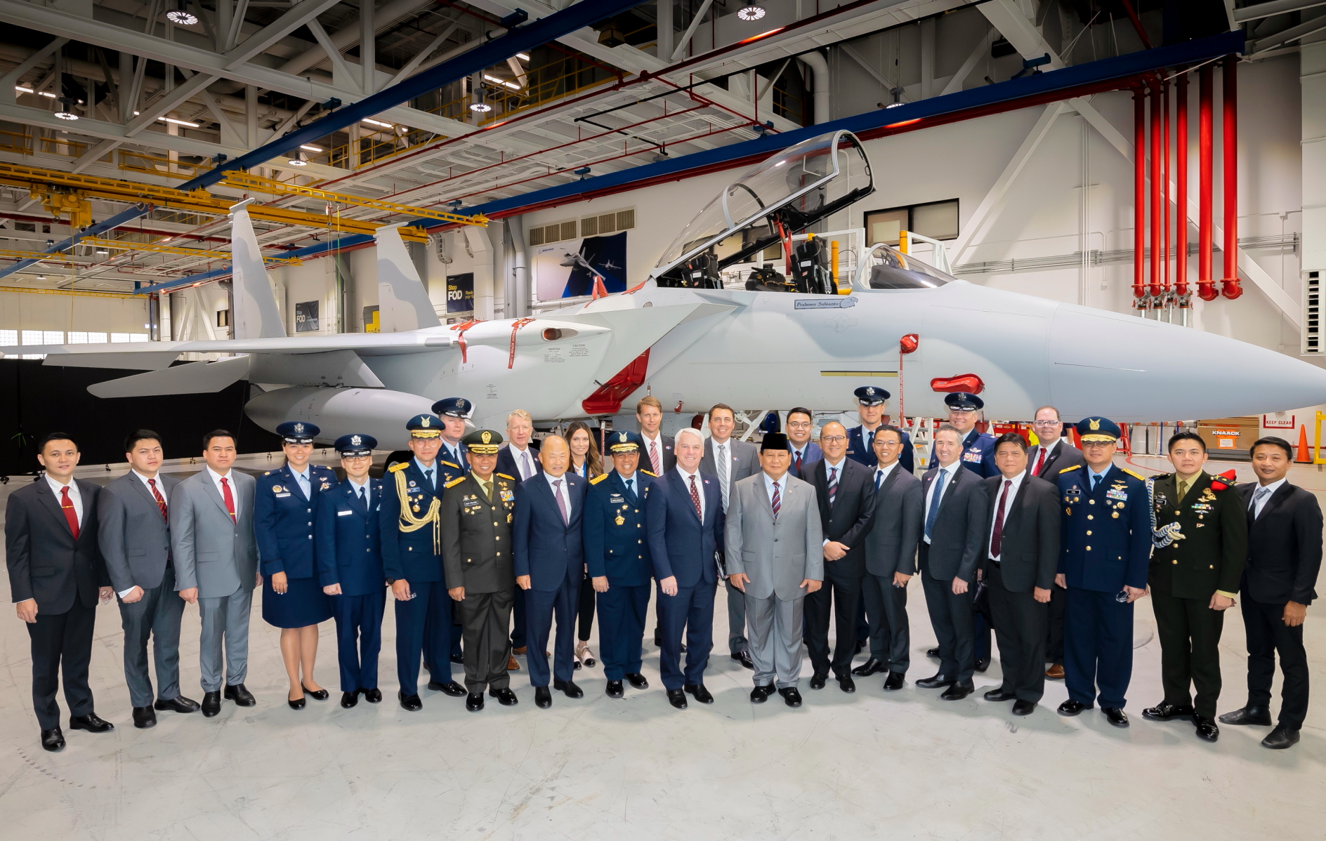 Delegasi Republik Indonesia yang dipimpin oleh Menteri Pertahanan Prabowo Subianto (tengah) mengunjungi fasilitas Boeing F-15EX di St.  Gambar: Boeing Klik untuk memperbesar.