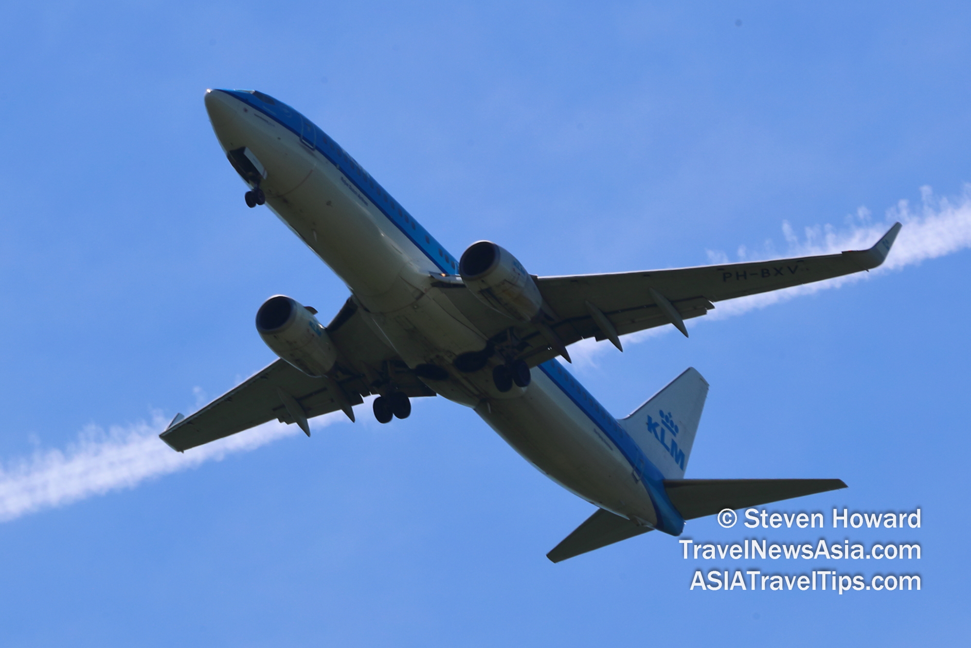 KLM Boeing 737 reg: PH-BXV. Picture by Steven Howard of TravelNewsAsia.com Click to enlarge.