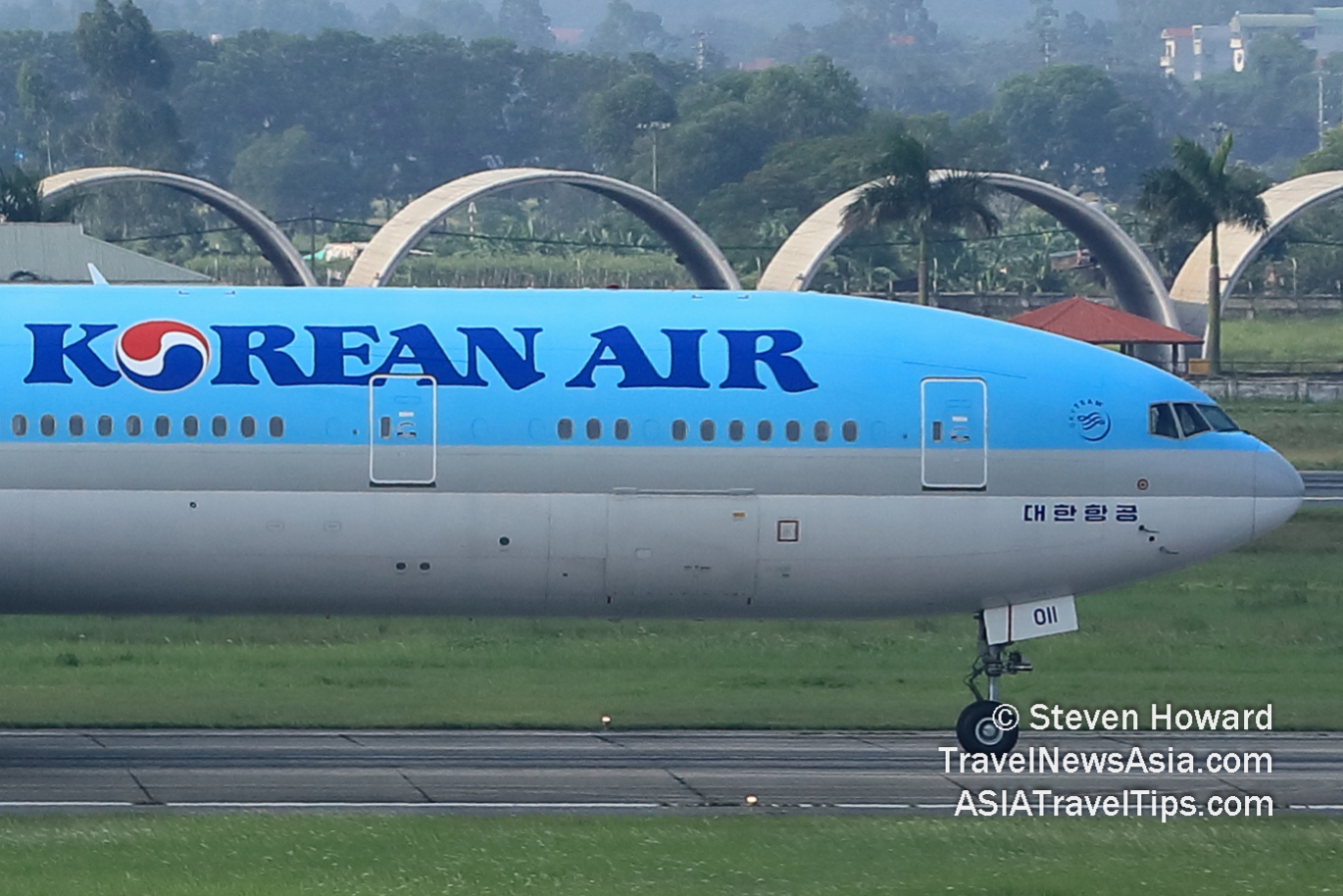 Korean Air B777-300ER reg: HL8011. Picture by Steven Howard of TravelNewsAsia.com Click to enlarge.