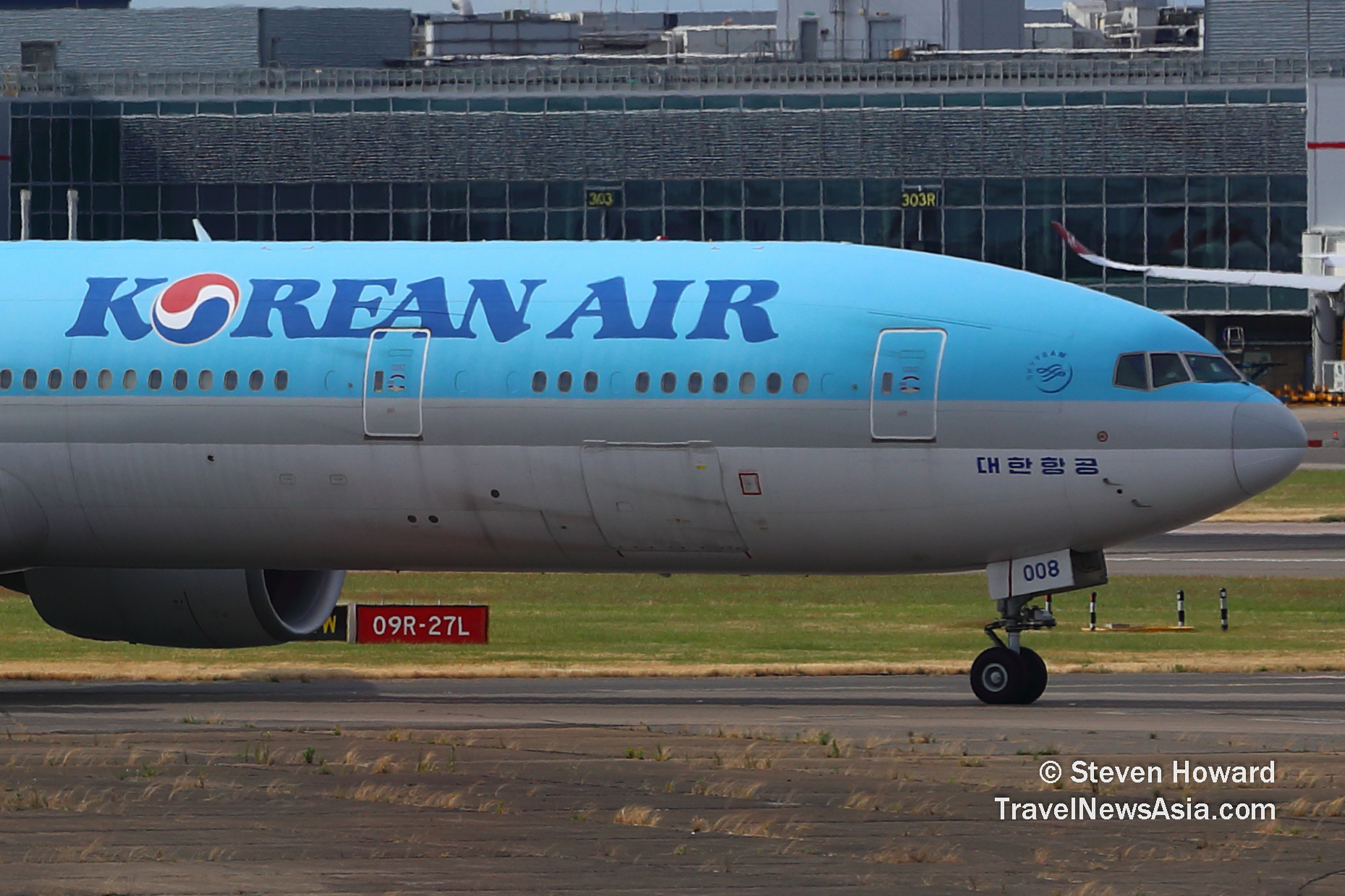 Korean Air B777 reg: HL8008 at LHR in June 2023. Picture by Steven Howard of TravelNewsAsia.com Click to enlarge.