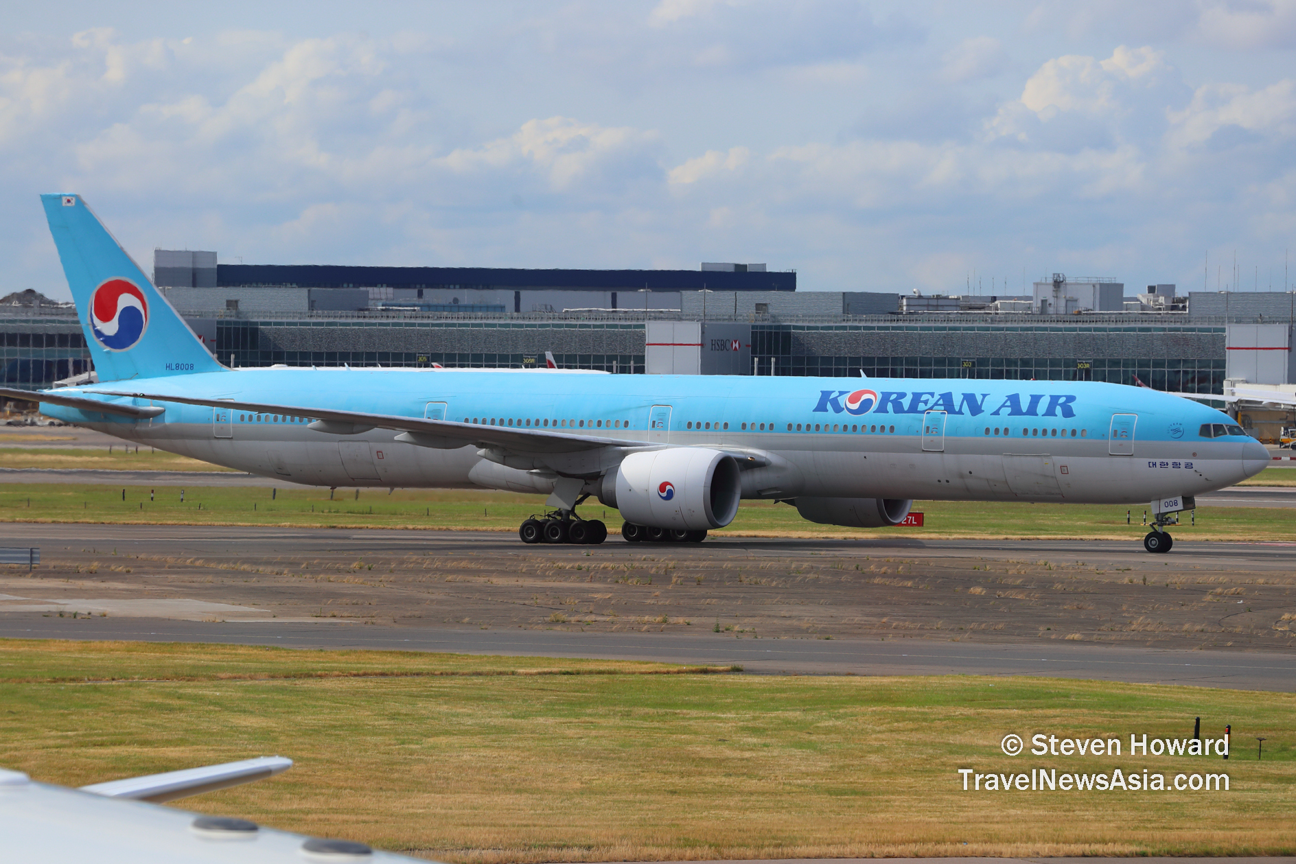 Korean Air Boeing 777 reg: HL8008. Picture by Steven Howard of TravelNewsAsia.com Click to enlarge.