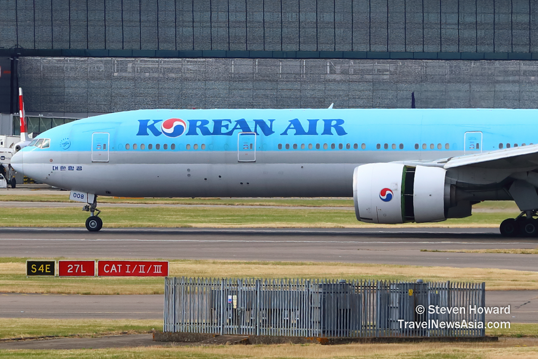 Korean Air Boeing 777-300ER reg: HL8008 at LHR in June 2023. Picture by Steven Howard of TravelNewsAsia.com Click to enlarge.