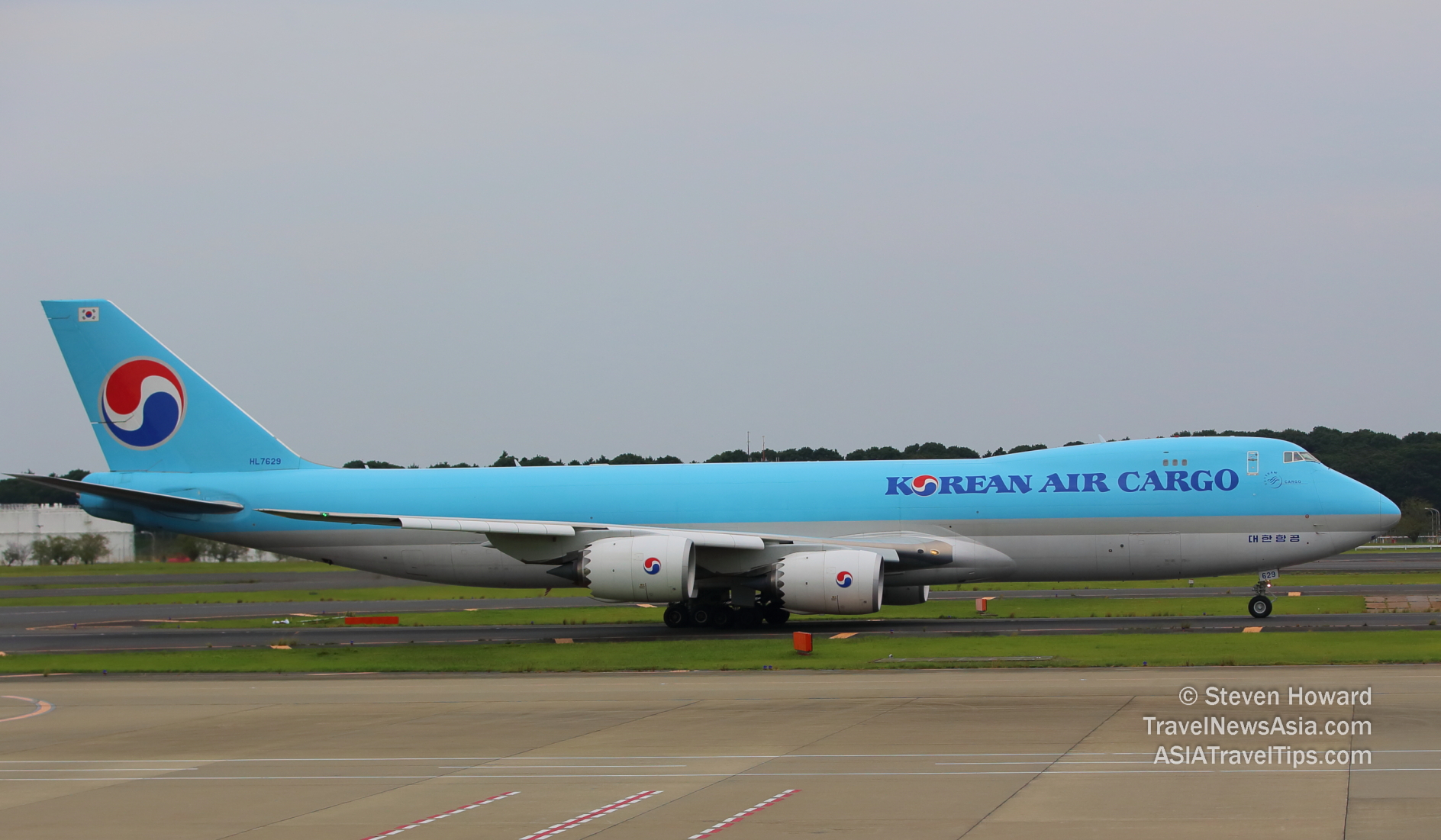 Korean Air Cargo Boeing 747-8F reg: HL7629. Picture by Steven Howard of TravelNewsAsia.com. Click to enlarge.