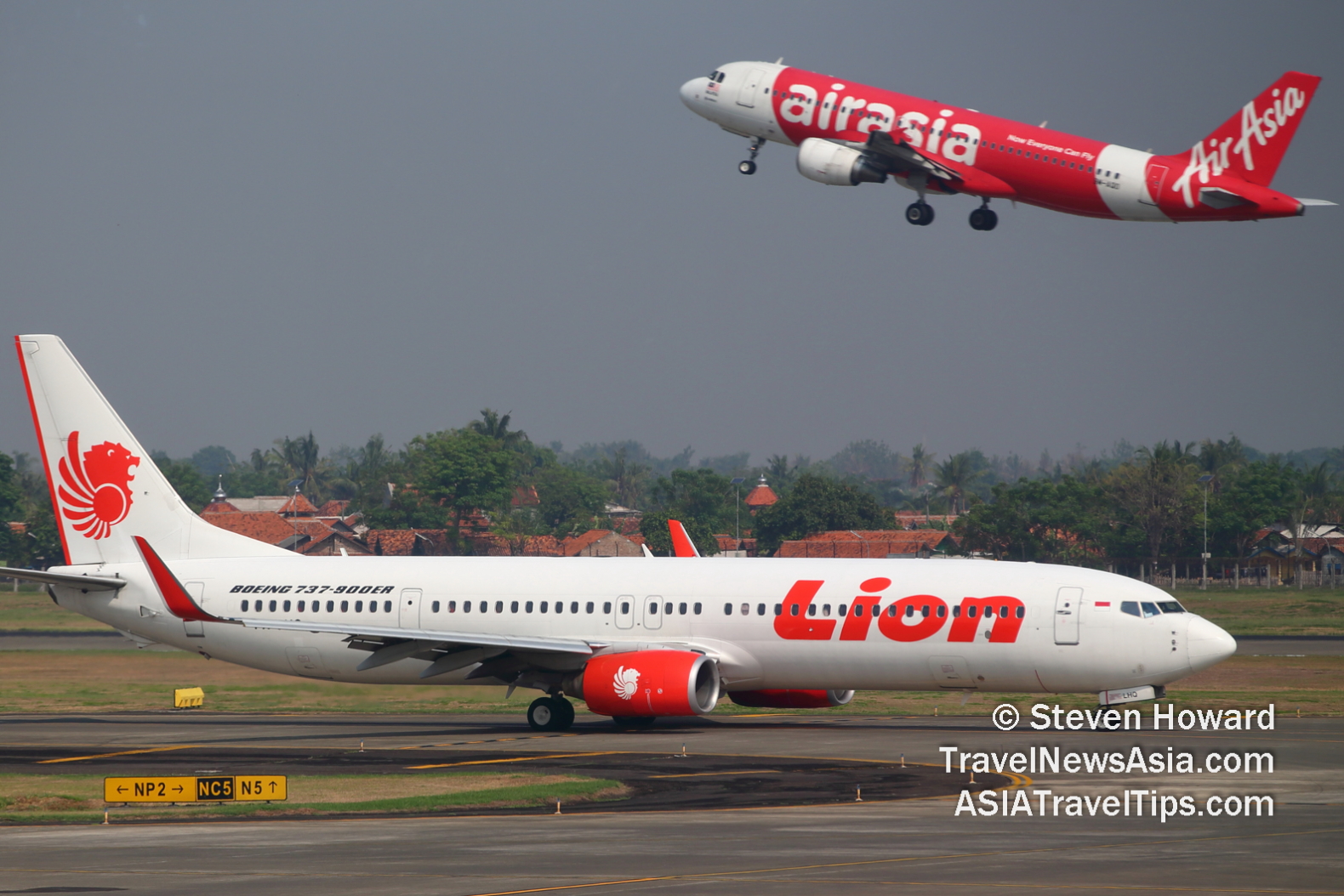 Lion Air and AirAsia aircraft at CGK. Picture by Steven Howard of TravelNewsAsia.com Click to enlarge.