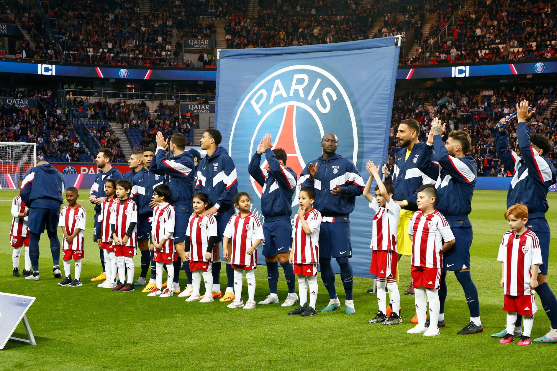 Paris Saint-Germain football players helping to make dreams come true at Parc des Princes. Click to enlarge.