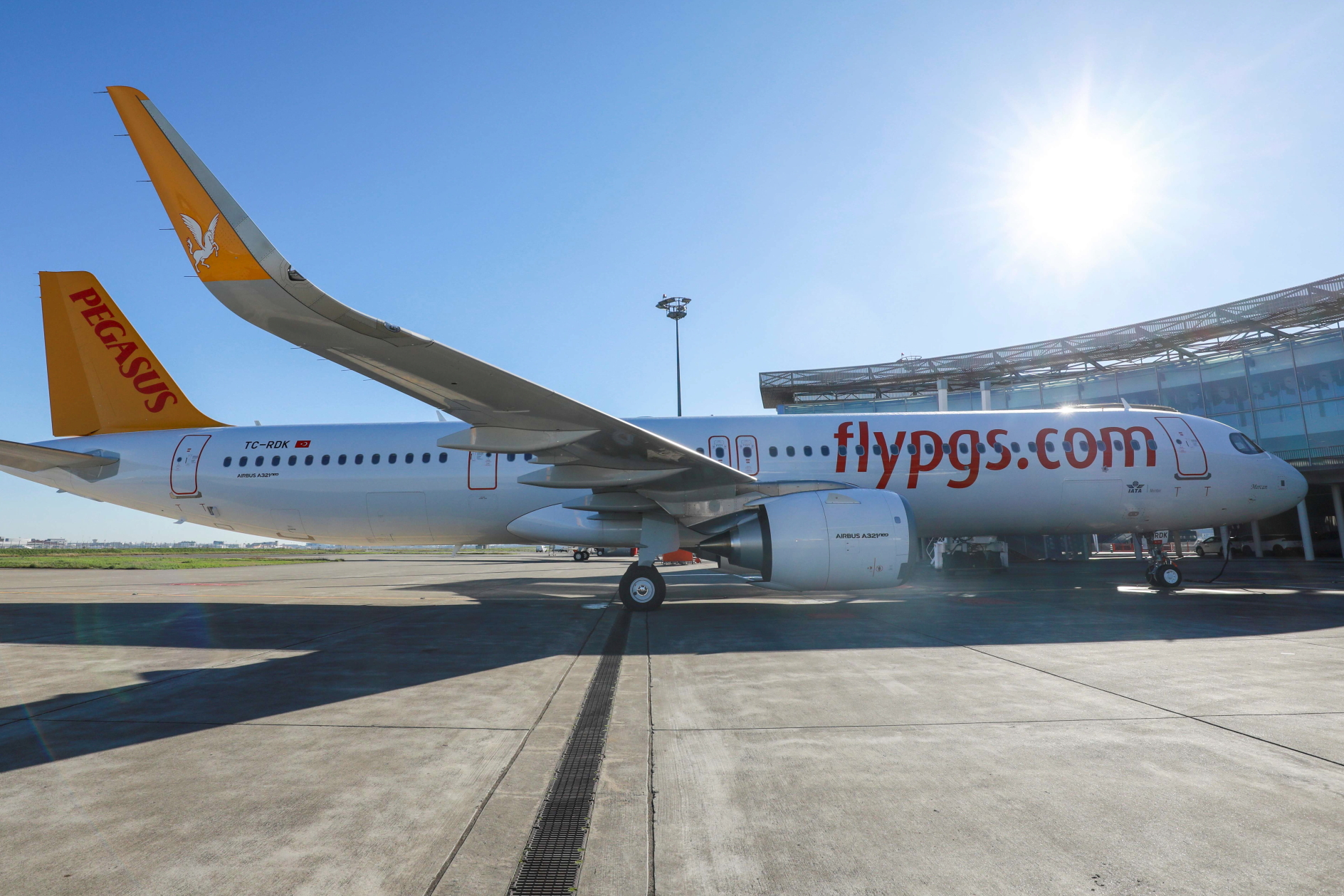 Pegasus Airlines Airbus A321neo reg: TC-RDK. Click to enlarge.