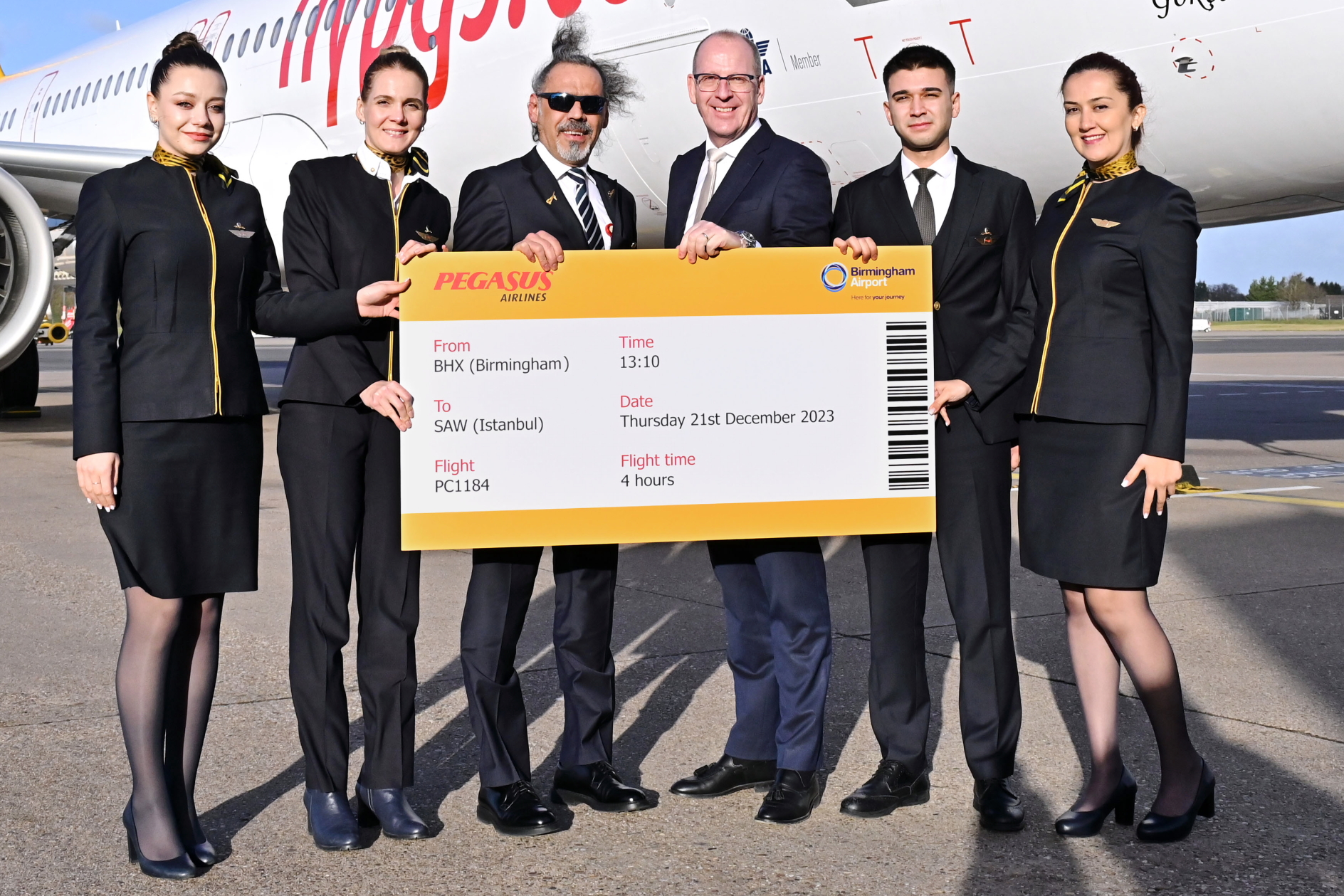 Pegasus Airlines crew with Nick Barton, CEO of BHX. Click to enlarge.