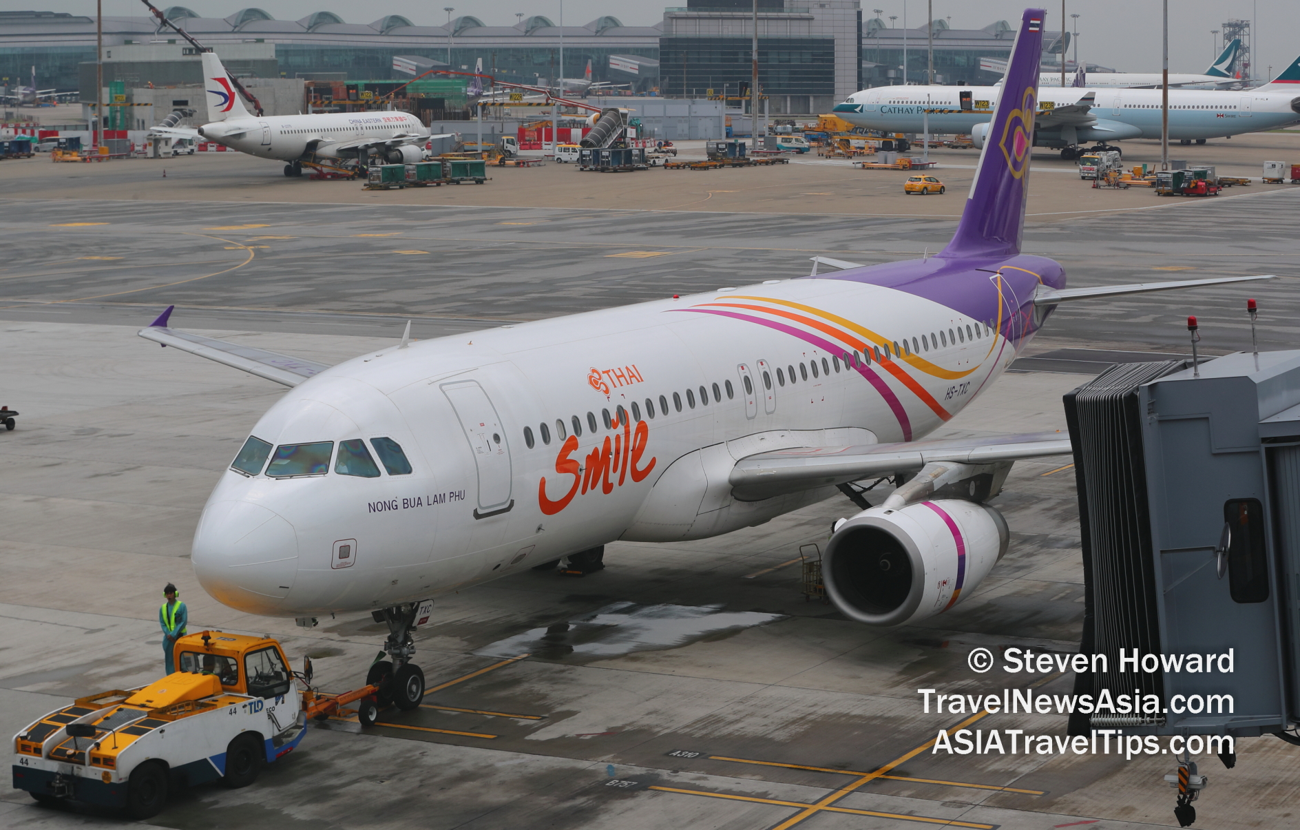 Thai Smile A320 reg: HS-TXC at HKIA. Picture by Steven Howard of TravelNewsAsia.com Click to enlarge.