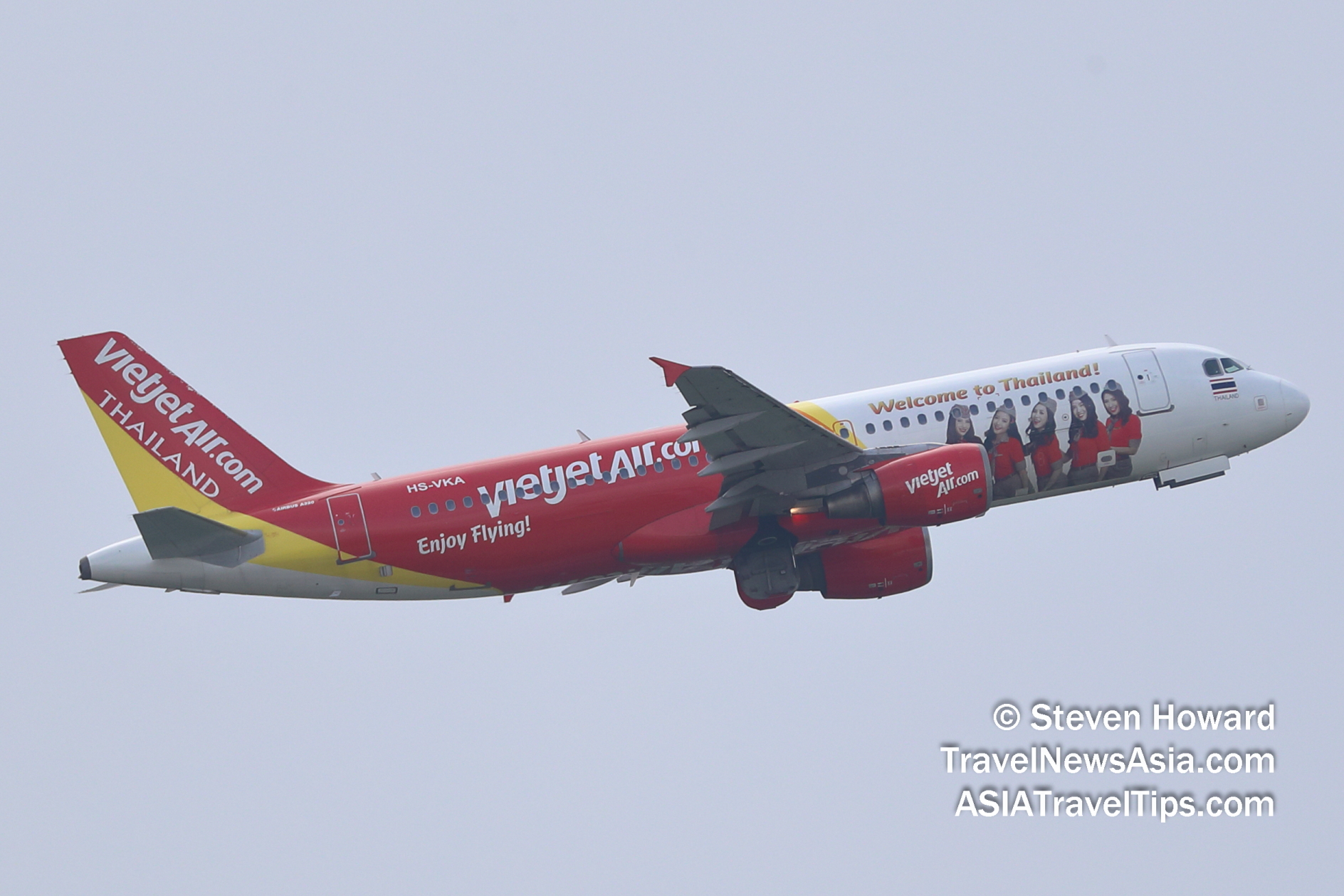 Thai Vietjet Airbus A320 reg: HS-VKA. Picture by Steven Howard of TravelNewsAsia.com Click to enlarge.