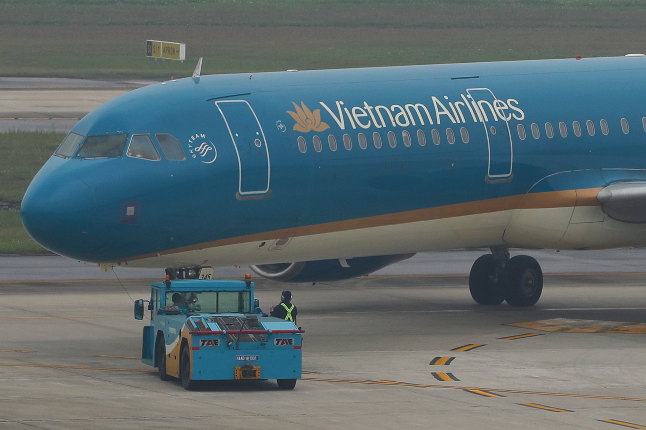 Vietnam Airlines Airbus A321 on a foggy day in Hanoi, Vietnam. Picture by Steven Howard of TravelNewsAsia.com Click to enlarge.