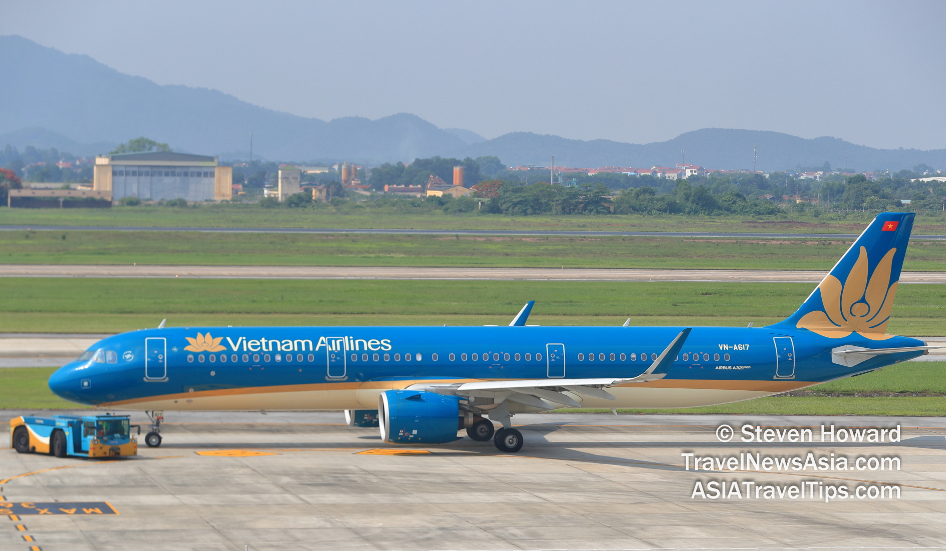 Vietnam Airlines A321neo reg: VN-A617. Picture by Steven Howard of TravelNewsAsia.com Click to enlarge.