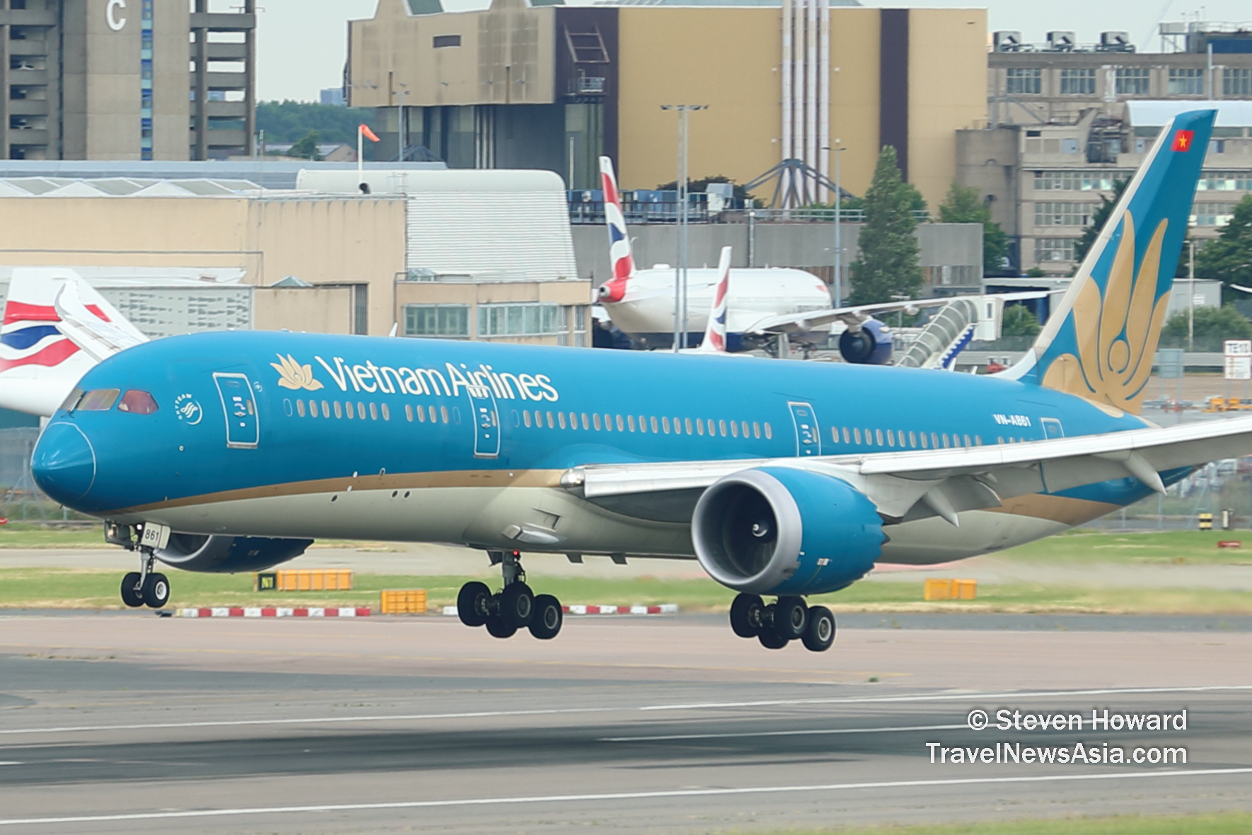 Vietnam Airlines B787-9 reg: VN-861. Picture by Steven Howard of TravelNewsAsia.com Click to enlarge.