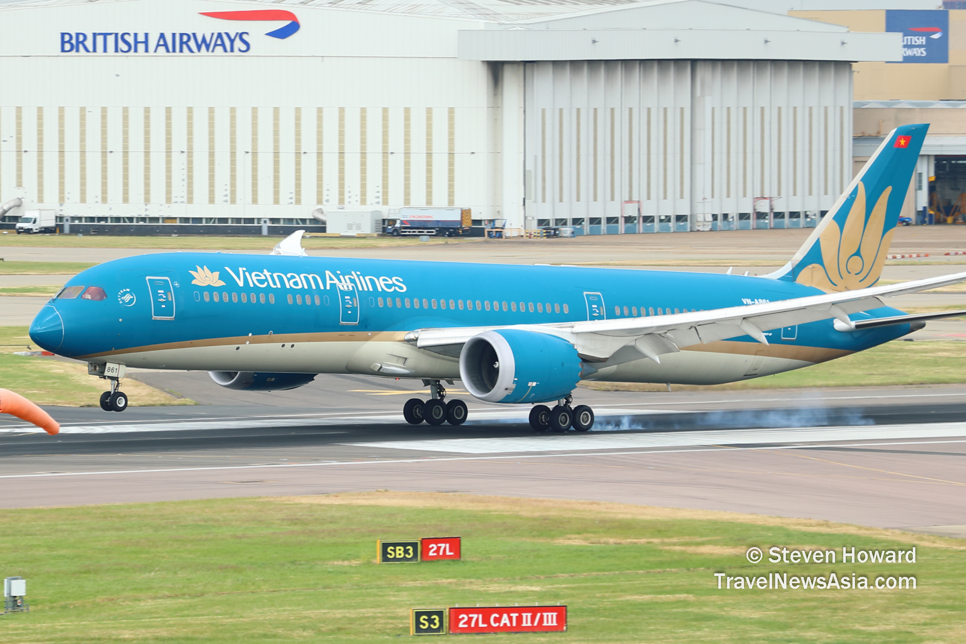 Vietnam Airlines B787-9 reg: VNA861 at LHR in June 2023. Picture by Steven Howard of TravelNewsAsia.com Click to enlarge.