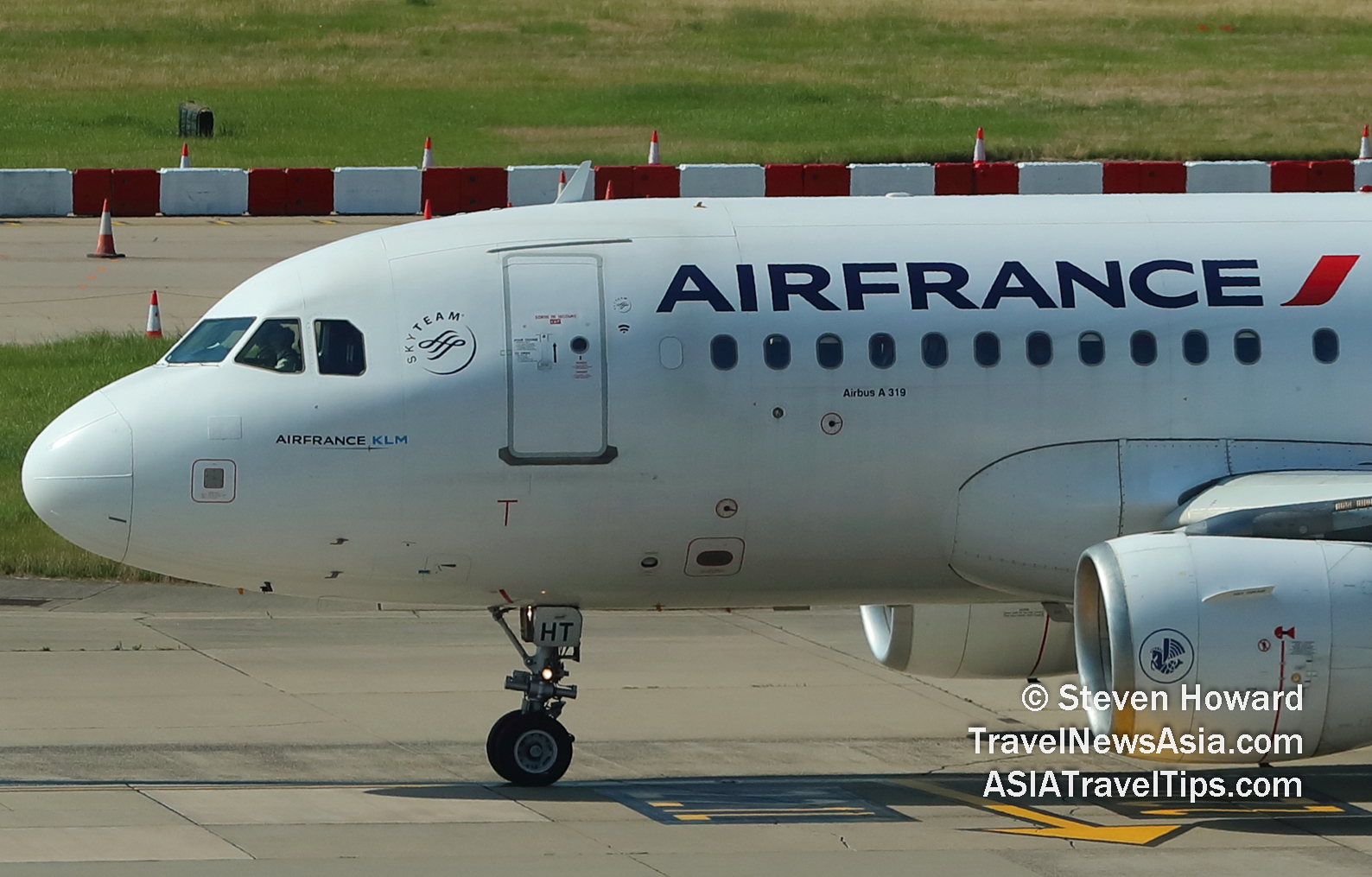 Air France A319 reg: F-GRHT. Picture by Steven Howard of TravelNewsAsia.com Click to enlarge.