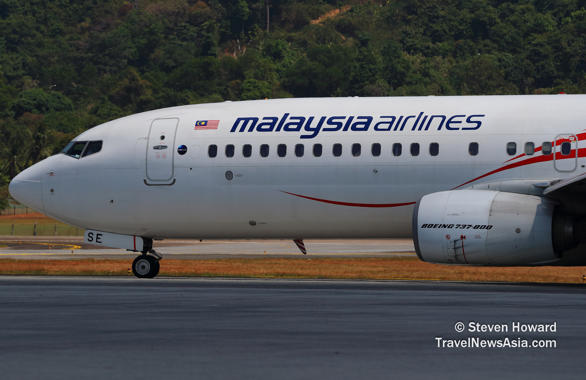Malaysia Airlines Boeing 737-800 reg: 9M-MSE. Picture by Steven Howard of TravelNewsAsia.com Click to enlarge.