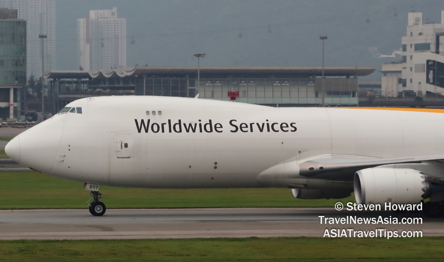 UPS Boeing 747-8F N607UP at HKIA. Picture by Steven Howard of TravelNewsAsia.com Click to enlarge.