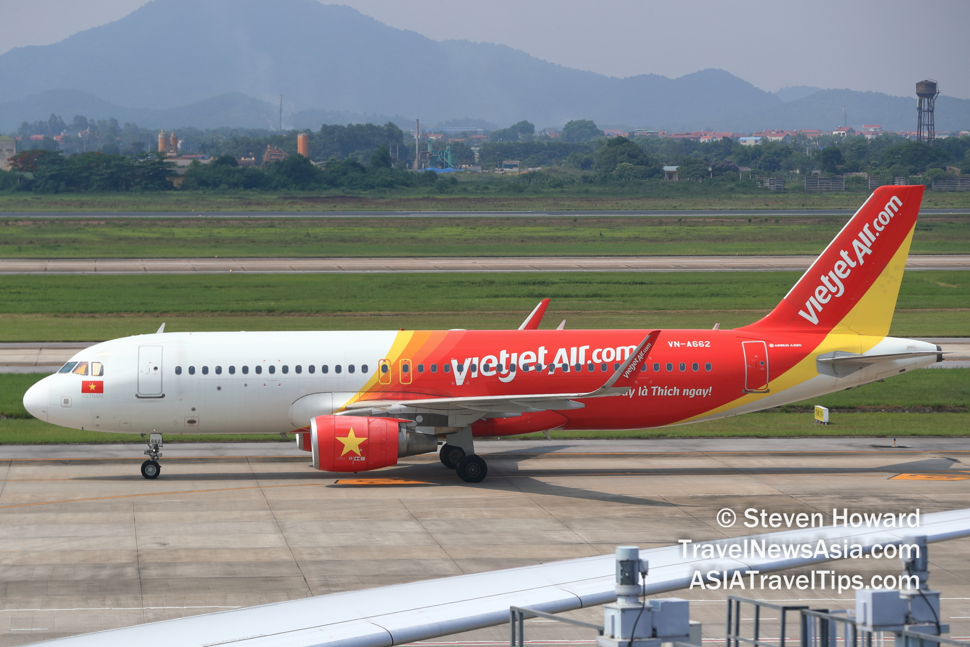 Vietjet A320 reg: VN-A662. Picture by Steven Howard of TravelNewsAsia.com Click to enlarge.